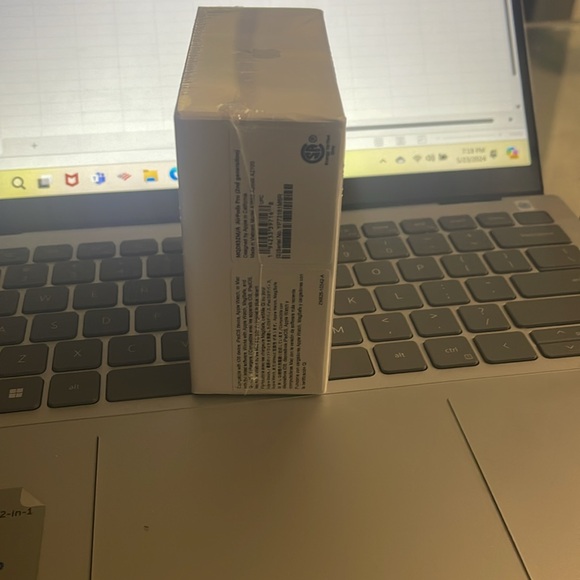 Apple AirPods Pro (2nd Generation) Gen 2 - USB - Lightening - Excellent - Picture 5 of 6